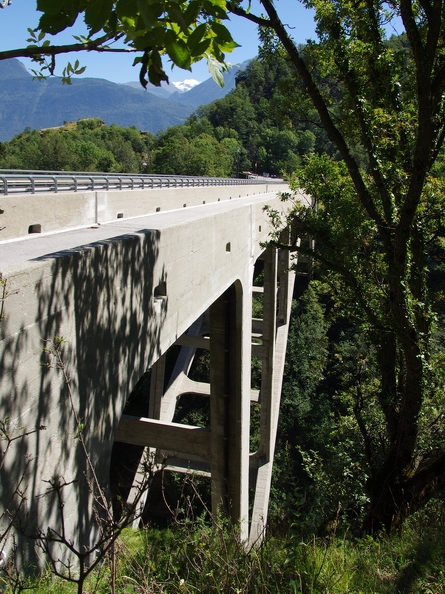 Pont de Gueuroz
Il traverse les gorges du Trient à une hauteur de 187 mètres, entre Vernayaz et Salvan et relie Salvan à Martigny.
Un nouveau pont a été construit en 1994 à côté de l'ancien ouvrage. Il a été conçu de manière à ne pas cacher l'architecture de l'ancien pont qui reste ouvert aux piétons et aux cyclistes. Le trafic routier emprunte quant à lui le nouveau pont. Vernayaz_Gorges_du_Trient_12.jpg